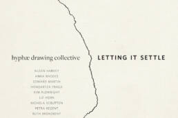 hyphæ drawing collective / Letting it settle - a meandering line cuts between the words, like a path or trace. Ten names appear in the lower left and the exhibition title, Letting it Settle, to the right of the line.